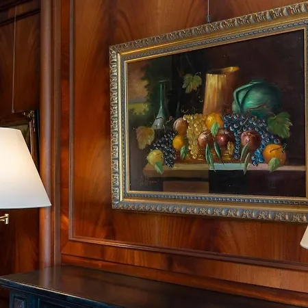 Lakefront 1800s Private Dock, Art Luxury